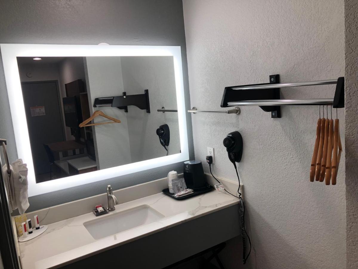 Motel Super 8 By Wyndham Bragg 2*