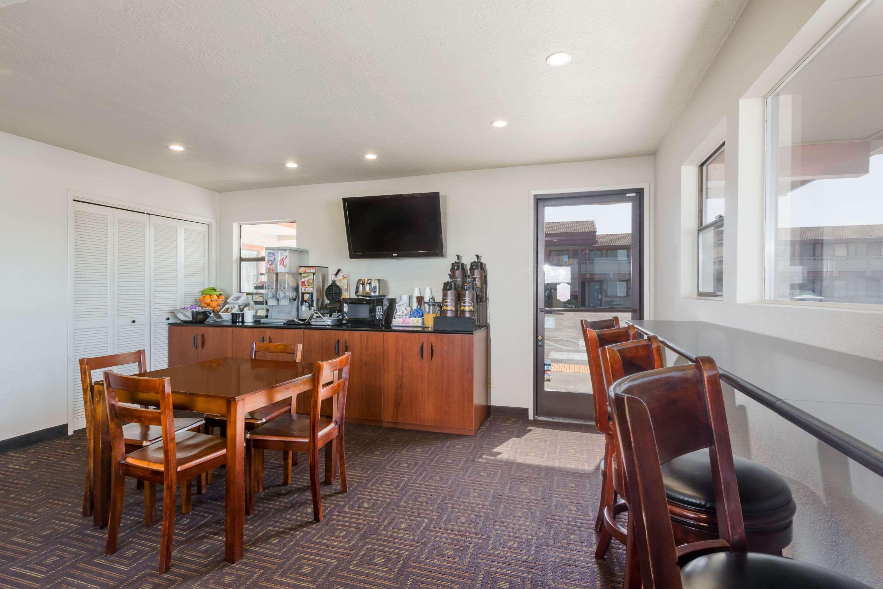 Super 8 By Wyndham Bragg Motel 2*