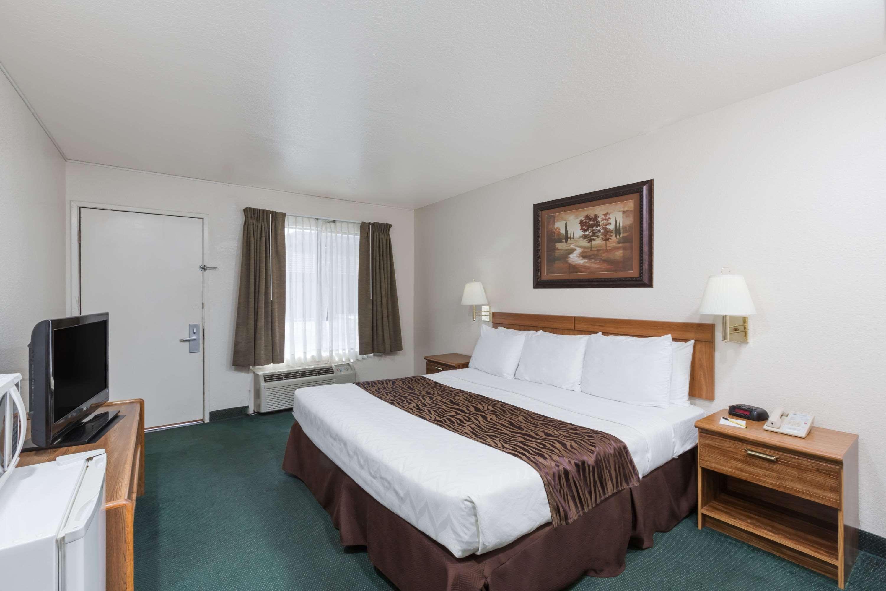 Motel Super 8 By Wyndham Bragg 2*